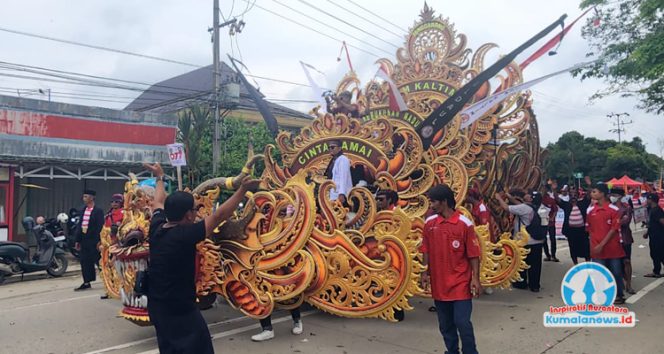 
 Peserta pawai pembangunan dalam rangka HUT RI ke-80 di Kabupaten Kutai Kartanegara yang berasal dari paguyuban Ikatan Keluarga Madura (IKM) Kukar, yang untuk pertama kalinya menampilkan kesenian Ul Daul di Tenggarong. (M. Fikri Khairi/Fairuzzabady/Kumalanews.id)