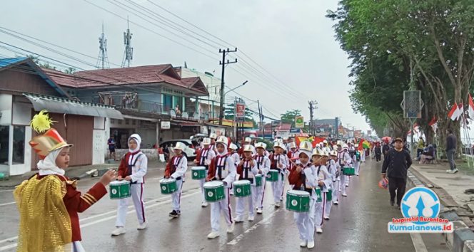 
 Peserta Pawai pembangunan dalam rangka HUT ke-80 RI di kecamatan Tenggarong, Kabupaten Kutai Kartanegara. (Akmal Hafidz Krisnowo/Fairuzzabady/Kumalanews.id)