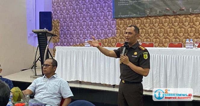 
 Kepala Kejaksaan Negeri Kutai Kartanegara, Tengku Firdaus, saat memberikan sambutan dalam kegiatan Coffee Morning bersama para wartawan di Kukar. (Indirwan/Fairuzzabady/Kumalanews.id)