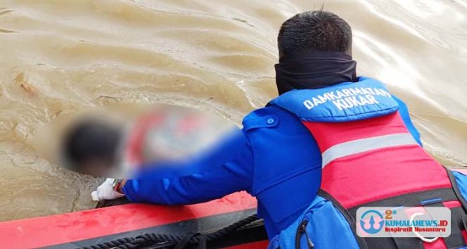 
 Petugas dari Pos Damkarmatan Sektor Kecamatan Kota Bangun, Kutai Kartanegara, saat mengevakuasi jasad Joko Satriyo (20), yang ditemukan meninggal dunia di Sungai Mahakam. (Foto Dok : Tim Pos Damkarmatan Sektor Kecamatan Kota Bangun)