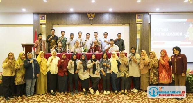 
 Seluruh peserta pelatihan kompetensi digital bagi guru dan tenaga kependidikan, melakukan foto bersama usai pembukaan kegiatan. (Foto: M. Zulfikri/Fairuzzabady/Kumalanews.id)