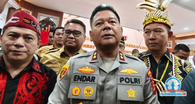 
 Kepala Kepolisian Daerah (Kapolda) Kalimantan Timur (Kaltim), Irjen Pol Endar Priantoro, memberikan keterangan terkait konflik agraria antara masyarakat dengan PT Budi Duta Agro Makmur (BDAM), usai menghadiri audiensi dengan tokoh masyarakat dan tokoh adat di ruang Tribrata Mapolres Kukar, Senin (25/8/2025). (Dilla/Fairuzzabady/Kumalanews.id)