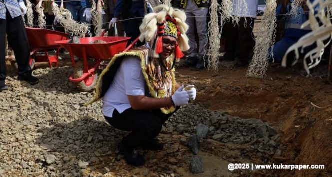 
 Bupati Kutai Kartanegara Aulia Rahman, saat meletakkan batu pertama secara simbolis untuk pembangunan SMK Pertanian dan Peternakan (SMK PP) Bayan Berbagi Asa, di Desa Tukang Ritan, Kecamatan Tabang. (Foto Dok: www.kukarpaper.com)