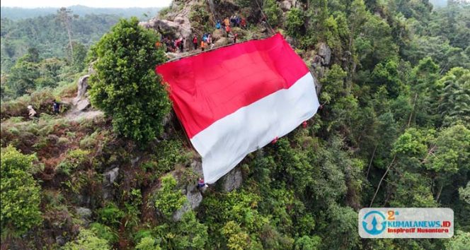 Semarak Hari Ulang Tahun (HUT) ke-80 Kemerdekaan Republik Indonesia di Kutai Kartanegara (Kukar) tahun ini terasa berbeda. Komunitas Kolaborasi Pesisir 2025 menggelar pengibaran bendera Merah Putih berukuran 25 x 15 meter di tebing ikonik Batu Dinding, Kelurahan Bukit Merdeka, Kecamatan Samboja Barat, pada Minggu (17/8/2025). (Foto. Dok: Komunitas Kolaborasi Pesisir 2025)