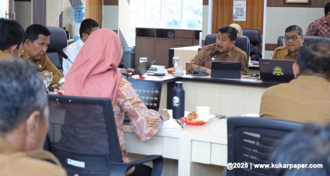 
 Sekretaris Daerah Kabupaten Kutai Kartanegara Sunggono, saat menghadiri diskusi pengelolaan Tempat Pemrosesan Akhir (TPA) sampah se-Kalimantan Timur di Ruang Adipura DLH Provinsi Kaltim. (Foto Dok: www.kukarpaper.com)