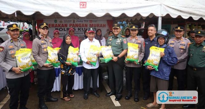 
 Asisten II Setdakab Kukar, Ahyani Fadinanur Diani, bersama Wakapolres Kukar, Kompol M. Aldy Harjasatya dan Dandim 0906 Kukar, Letkol (CZI) Damai Adi Setiawan serta jajaran Forkopimda Kukar, meninjau kegiatan Gerakan Pangan Murah (GPM) di Taman Creative Park Tenggarong. (Foto Dok: Humas Polres Kukar)
