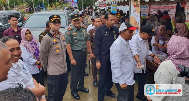 
 Asisten II Setdakab Kukar, Ahyani Fadinanur Diani, bersama Wakapolres Kukar, Kompol M. Aldy Harjasatya dan Dandim 0906 Kukar, Letkol (CZI) Damai Adi Setiawan serta jajaran Forkopimda Kukar, meninjau kegiatan Gerakan Pangan Murah (GPM) di Taman Creative Park Tenggarong. (Foto Dok: Humas Polres Kukar)