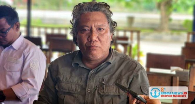 
 Kepala Desa Jembayan, Erwin, saat memberikan keterangan dan mengklarifkasi kepada sejumlah awak media, terkait aksi massa yang mengatasnamakan masyarakat Jembayan. (M. Fikri Khairi/ Fairuzzabady/Kumalanews.id)