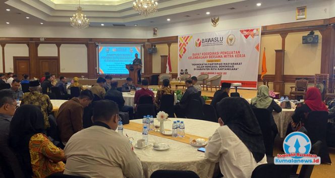
 Ketua Bawaslu Kutai Kartanegara, Teguh Wibowo, saat menyampaikan sambutan dan ucapan selamat datang kepada seluruh peserta Rapat Koordinasi Penguatan Kelembagaan bersama Mitra Kerja, Selasa (26/8/2025) di Ballroom Hotel Grand Elty Singgasana, Tenggarong. (Fairuzzabady/Kumalanews.id)
