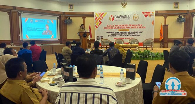 
 Sekretaris Daerah (Sekda) Kabupaten Kutai Kartanegara (Kukar), Sunggono, memberikan sambutan dan arahan pada Rapat Koordinasi Penguatan Kelembagaan bersama Mitra Kerja yang digelar Bawaslu Kukar, Selasa (26/8/2025) di Ballroom Hotel Grand Elty Singgasana Tenggarong. (Fairuzzabady/Kumalanews.id)