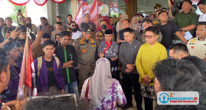 
 Aliansi Masyarakat Kukar Menggugat saat menggelar aksi demonstrasi, di depan Kantor Bupati Kutai Kartanegara, menanggapi isu di media sosial terkait dugaan pemangkasan anggaran Beasiswa Kukar Idaman dari Rp5 juta menjadi Rp1,6 juta per mahasiswa. (Ahmad R. P./Fairuzzabady/Kumalanews.id)