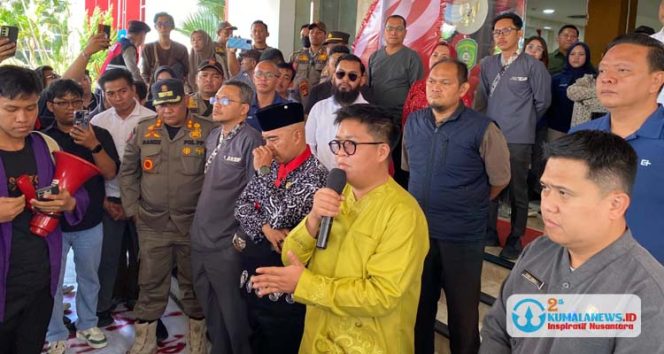 
 Wakil Bupati Kukar, Rendi Solihin, saat berdialog dengan massa Aliansi Masyarakat Kukar Menggugat di depan Kantor Bupati Kukar, ketika menggelar aksi damai menanggapi isu di media sosial terkait dugaan pemangkasan anggaran Beasiswa Kukar Idaman dari Rp5 juta menjadi Rp1,6 juta per mahasiswa. (Ahmad R. P./Fairuzzabady/Kumalanews.id)