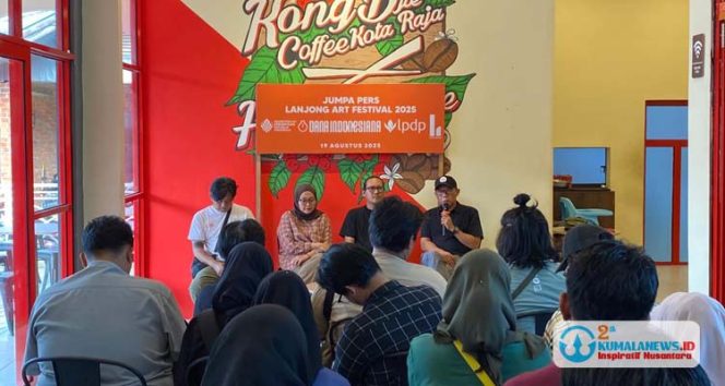 
 Tim Lanjong Art Festival 2025 menggelar bincang sore dan temu media di Kong Djie Cafe, Tenggarong, Selasa (19/8/2025). (Indirwan/Fairuzzabady/Kumalanews.id)