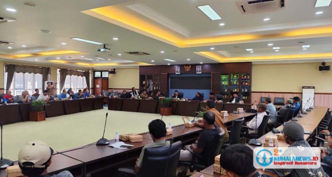 
 Rapat dengan pendapat (RDP) warga Desa Jonggon, Kecamatan Loa Kulu dan PT Niagamas Gemilang, di ruang Badan Musyawarah (Banmus) DPRD Kutai Kartanegara (Kukar), bersama Komisi I DPRD Kukar, Selasa (19/8/2025). (Akmal Hafidz Krisnowo/Fairuzzabady/Kumalanews.id)