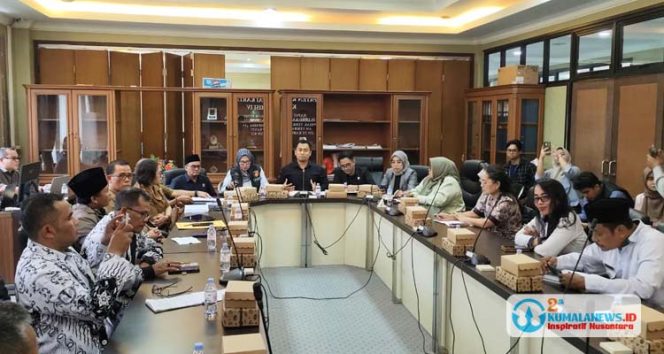 
 Rapat dengan Pendapat (RDP) terkait kasus pencabulan di Ponpes Tenggarong Seberang, di ruang Komisi I DPRD Kutai Kartanegara. RDP tersebut dipimpin langsung oleh Ketua Komisi IV DPRD Kukar, Andi Faisal, yang dihadiri instansi terkait serta unsur lainnya. (Akmal Hafidz Krisnowo/Fairuzzbady/Kumalanews.id)