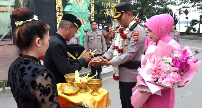 
 Upacara penyambutan Kapolres Kutai Kartanegara (Kukar) yang baru, AKBP Khairul Basyar, bersama istri, Bella Khairul, ditandai dengan prosesi ritual Tepong Tawar oleh Kerabat Kesultanan Kutai Kartanegara Ing Martadipura, Rabu (27/8/2025) (Foto. Dok: Humas Polres Kukar)