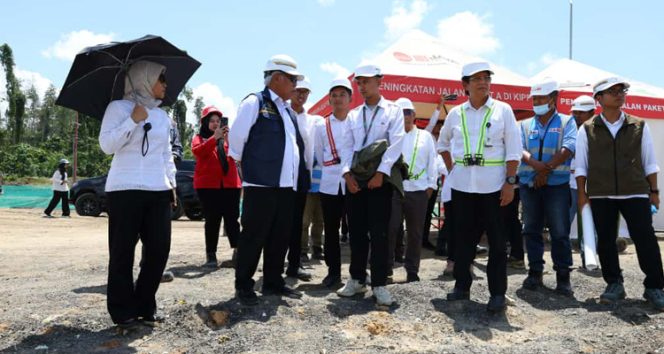 
 Kepala Otorita IKN, Dr. (H.C.) Ir. H. M. Basuki Hadimuljono, M.Sc., Ph.D, meninjau jalan bebas hambatan di wilayah Ibu Kota Nusantara yang ditargetkan akan selesai pada akhir tahun 2025. (Foto. Dok: Humas Otorita IKN)