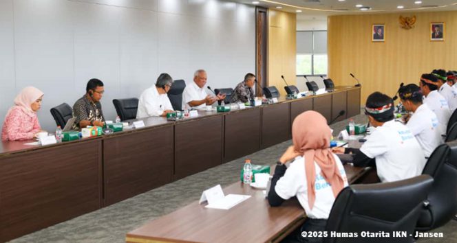 
 Association of Youth for Sustainability (AYS) Indonesia melakukan dialog terbuka bersama Kepala Otorita IKN, Basuki Hadimuljono, di Kantor Balai Kota Otorita IKN, Nusantara, Jumat (26/09/2025). (Foto. Dok: Humas Otorita IKN)