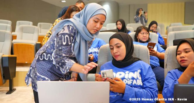 
 Seorang mentor mengajarkan pemanfaatan Microsoft 365 di laptop dan hp kepada salah satu peserta Coding Mama dan Difabel Batch V. (Foto. Dok: Humas Otorita IKN)