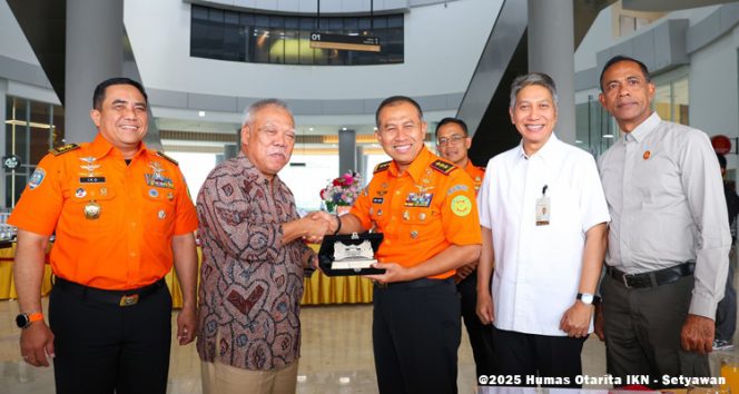 
 Pemberian cinderamata dari Kepala Otorita IKN kepada Kepala BASARNAS dalam rangka kunjungan kerja ke IKN pada Jumat (19/09/2025). (Foto. Dok: Humas Otorita IKN)