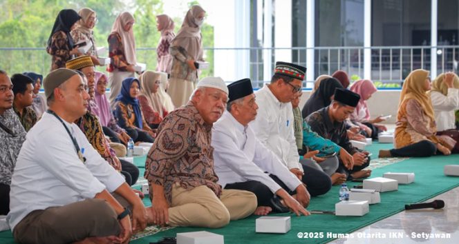 
 Kepala Otorita IKN, Basuki Hadimujono bersama dengan Ketua MUI Kalimantan Timur dan puluhan jamaah mengikuti acara peringatan Maulid Nabi Muhammad SAW 1447 H di Masjid Balai Kota Otorita IKN, Jumat (19/09/2025). (Foto. Dok: Humas Otorita IKN)