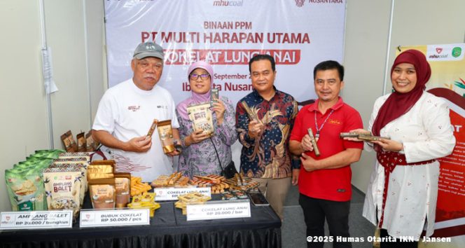 
 Kepala Otorita IKN, Basuki Hadimujono dan Bu Kartika Basuki, berfoto bersama desa binaan CSR PR Multi Harapan Utama, Cokelat Lung Anai di Plaza Seremoni, Nusantara (20/09/2025). (Foto Dok: Humas Otorita IKN)
