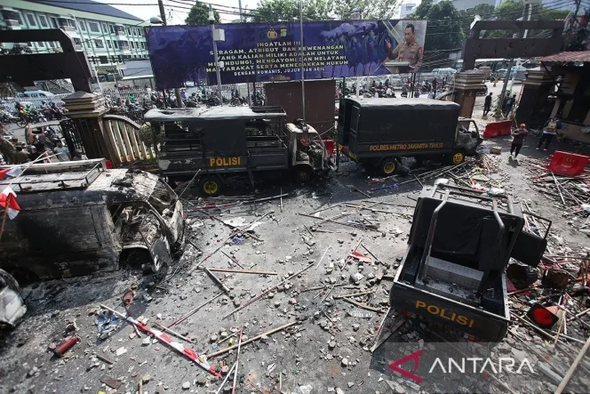 
 Warga mengamati kendaraan dinas kepolisian yang hangus terbakar di Mapolres Jakarta Timur, Jakarta, Sabtu (30/8/2025). Puluhan mobil dan sejumlah ruangan hangus terbakar akibat aksi unjuk rasa yang berlangsung ricuh. ANTARA FOTO/Muhammad Iqbal/sgd/pri.