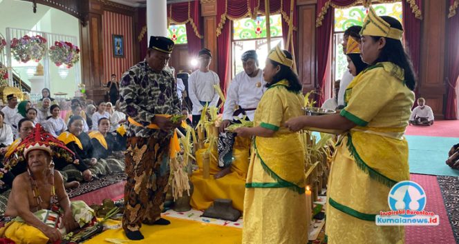 
 Sultan Kutai Kartanegara Ing Martadipura ke-21, Aji Muhammad Arifin, menjalani prosesi ritual Beluluh Awal sebelum dimulainya Erau Adat di Kedaton Kesultanan Kutai, Kamis (18/9/2025). (Fairuzzabady/Kumalanews.id)
