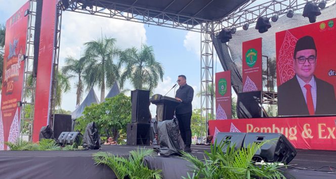 
 Bupati Kutai Kartanegara, Aulia Rahman Basri, saat menyampaikan sambutan pada kegiatan Rembuq Utama dan Expo KTNA 2025 yang digelar di halaman Kantor Bupati Kukar, Sabtu (20/9/2025). (Foto. Dok: Habib Fajar)