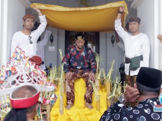 Sultan Kutai Kartanegara Ing Martadipura ke-XXI, Aji Muhammad Arifin, saat melaksanakan ritual Beluluh pada sore hari. (Foto. Dok: Awal)