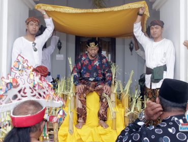 Sultan Kutai Kartanegara Ing Martadipura ke-XXI, Aji Muhammad Arifin, saat melaksanakan ritual Beluluh pada sore hari. (Foto. Dok: Awal)