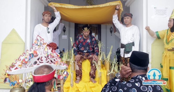 
 Sultan Kutai Kartanegara Ing Martadipura ke-XXI, Aji Muhammad Arifin, saat melaksanakan ritual Beluluh pada sore hari. (Foto. Dok: Awal)