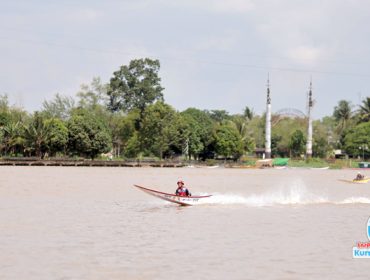 Para peserta lomba balap ketinting memeriahkan Erau Adat Kutai dan Hari Perhubungan Nasional 2025 dengan adu kecepatan di Sungai Mahakam. (Foto. Dok: Awal)