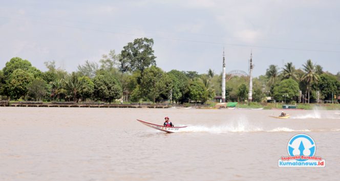 
 Para peserta lomba balap ketinting memeriahkan Erau Adat Kutai dan Hari Perhubungan Nasional 2025 dengan adu kecepatan di Sungai Mahakam. (Foto. Dok: Awal)