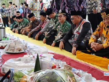 Sultan Kutai Kartanegara Ing Martadipura ke-XXI, Aji Muhammad Arifin, bersama Bupati Kukar Aulia Rahman Basri, Wakil Bupati Rendi Solihin, serta pejabat daerah dan unsur Forkopimda saat menghadiri upacara Beseprah. (Foto. Dok: Prokom & Dokpim Kukar)