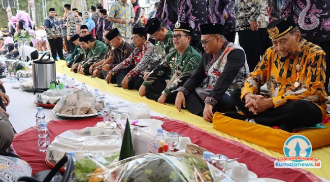 Sultan Kutai Kartanegara Ing Martadipura ke-XXI, Aji Muhammad Arifin, bersama Bupati Kukar Aulia Rahman Basri, Wakil Bupati Rendi Solihin, serta pejabat daerah dan unsur Forkopimda saat menghadiri upacara Beseprah. (Foto. Dok: Prokom & Dokpim Kukar)