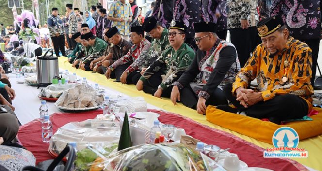 
 Sultan Kutai Kartanegara Ing Martadipura ke-XXI, Aji Muhammad Arifin, bersama Bupati Kukar Aulia Rahman Basri, Wakil Bupati Rendi Solihin, serta pejabat daerah dan unsur Forkopimda saat menghadiri upacara Beseprah. (Foto. Dok: Prokom & Dokpim Kukar)