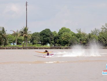 Para peserta lomba balap ketinting memeriahkan Erau Adat Kutai dan Hari Perhubungan Nasional 2025 dengan adu kecepatan di Sungai Mahakam. (Foto. Dok: Awal)