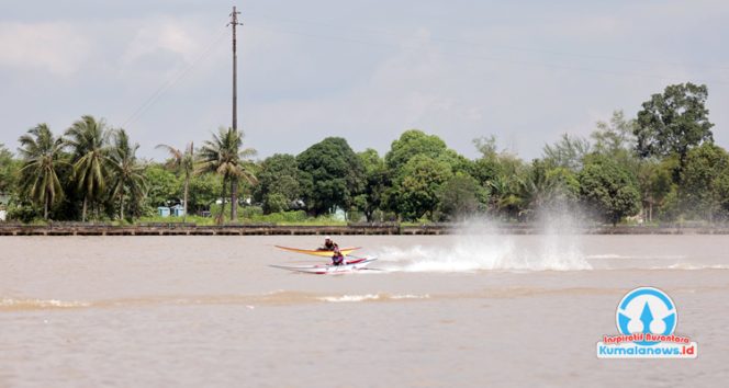 
 Para peserta lomba balap ketinting memeriahkan Erau Adat Kutai dan Hari Perhubungan Nasional 2025 dengan adu kecepatan di Sungai Mahakam. (Foto. Dok: Awal)