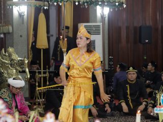 Tari Dewa Memanah yang dibawakan penari perempuan, Dewa Belian, pada malam ritual sakral Bepelas Sultan. (Foto. Dok: Awal)