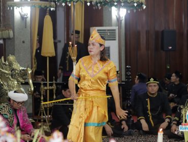 Tari Dewa Memanah yang dibawakan penari perempuan, Dewa Belian, pada malam ritual sakral Bepelas Sultan. (Foto. Dok: Awal)