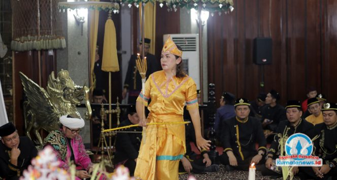 
 Tari Dewa Memanah yang dibawakan penari perempuan, Dewa Belian, pada malam ritual sakral Bepelas Sultan. (Foto. Dok: Awal)