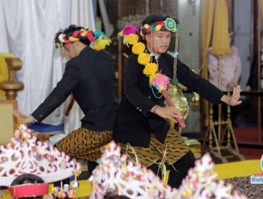 Tari Ganjur, tarian sakral Kesultanan Kutai Kartanegara Ing Martadipura, ditampilkan dalam rangkaian Erau Adat pada ritual malam Bepelas Sultan. (Foto. Dok: Awal)