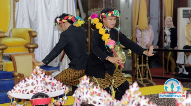 Tari Ganjur, tarian sakral Kesultanan Kutai Kartanegara Ing Martadipura, ditampilkan dalam rangkaian Erau Adat pada ritual malam Bepelas Sultan. (Foto. Dok: Awal)