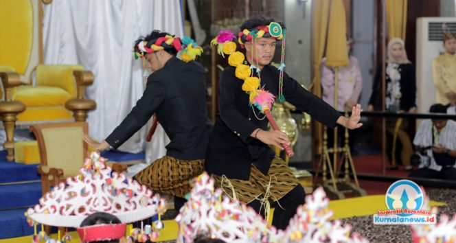 
 Tari Ganjur, tarian sakral Kesultanan Kutai Kartanegara Ing Martadipura, ditampilkan dalam rangkaian Erau Adat pada ritual malam Bepelas Sultan. (Foto. Dok: Awal)