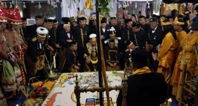 
 Sultan Kutai Kartanegara Ing Martadipura ke-XXI, Aji Muhammad Arifin, melaksanakan ritual menyisik Lembuswana, didampingi Bupati Kukar Aulia Rahman Basri, kerabat Kesultanan, serta tamu undangan lainnya.