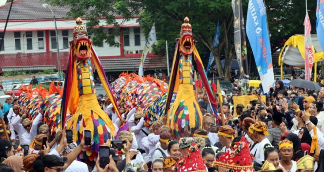 
 Prosesi Ngulur Naga, yakni Naga Laki dan Naga Bini, diarak oleh rombongan utusan Kesultanan Kutai Kartanegara Ing Martadipura menuju Kutai Lama, Kecamatan Anggana, Kukar.