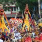 Prosesi Ngulur Naga, yakni Naga Laki dan Naga Bini, diarak oleh rombongan utusan Kesultanan Kutai Kartanegara Ing Martadipura menuju Kutai Lama, Kecamatan Anggana, Kukar.