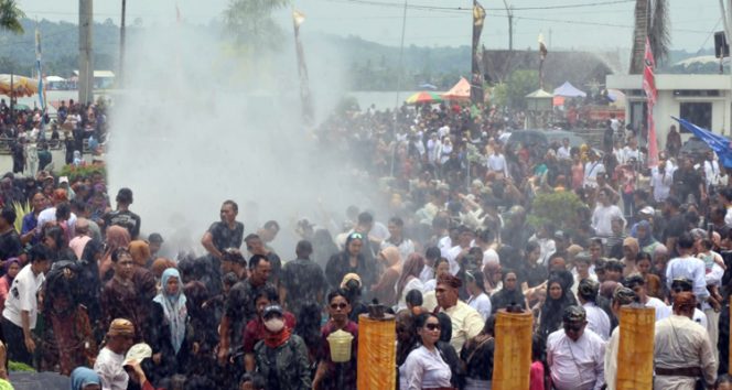 
 Ribuan warga Kutai Kartanegara turut memeriahkan ritual belimbur sebagai penutup rangkaian Erau Adat Kutai 2025.