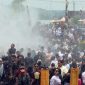 Ribuan warga Kutai Kartanegara turut memeriahkan ritual belimbur sebagai penutup rangkaian Erau Adat Kutai 2025.